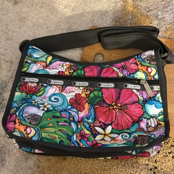 Rare NWOT Lesportsac Hawaii Colleen Wilcox 2 pc Shoulder bag and pouch set - Picture 2 of 6